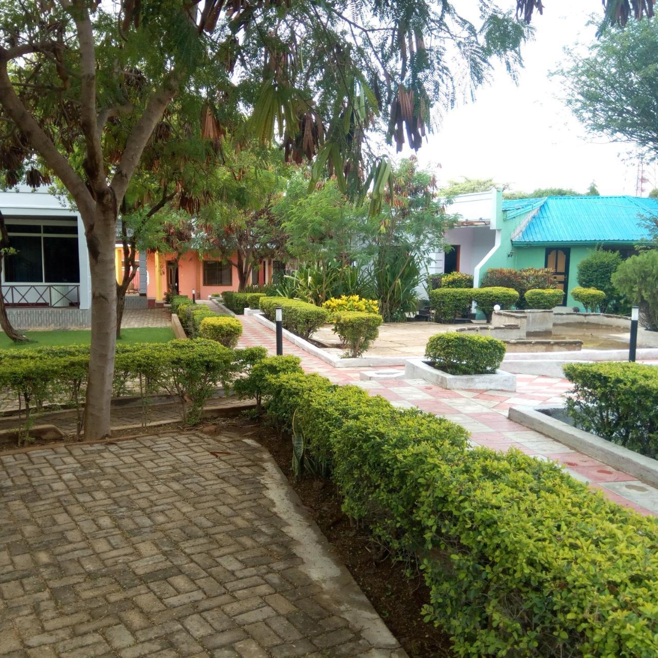 Royal Village Hotel ドドマ エクステリア 写真